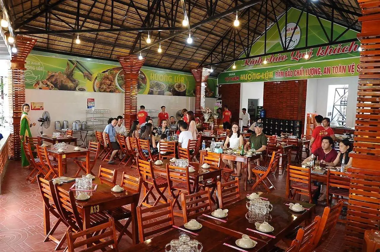 Team nghiện thịt vịt nhất định phải gh&eacute; đến Vịt xi&ecirc;m Hương L&uacute;a Cần Thơ 4