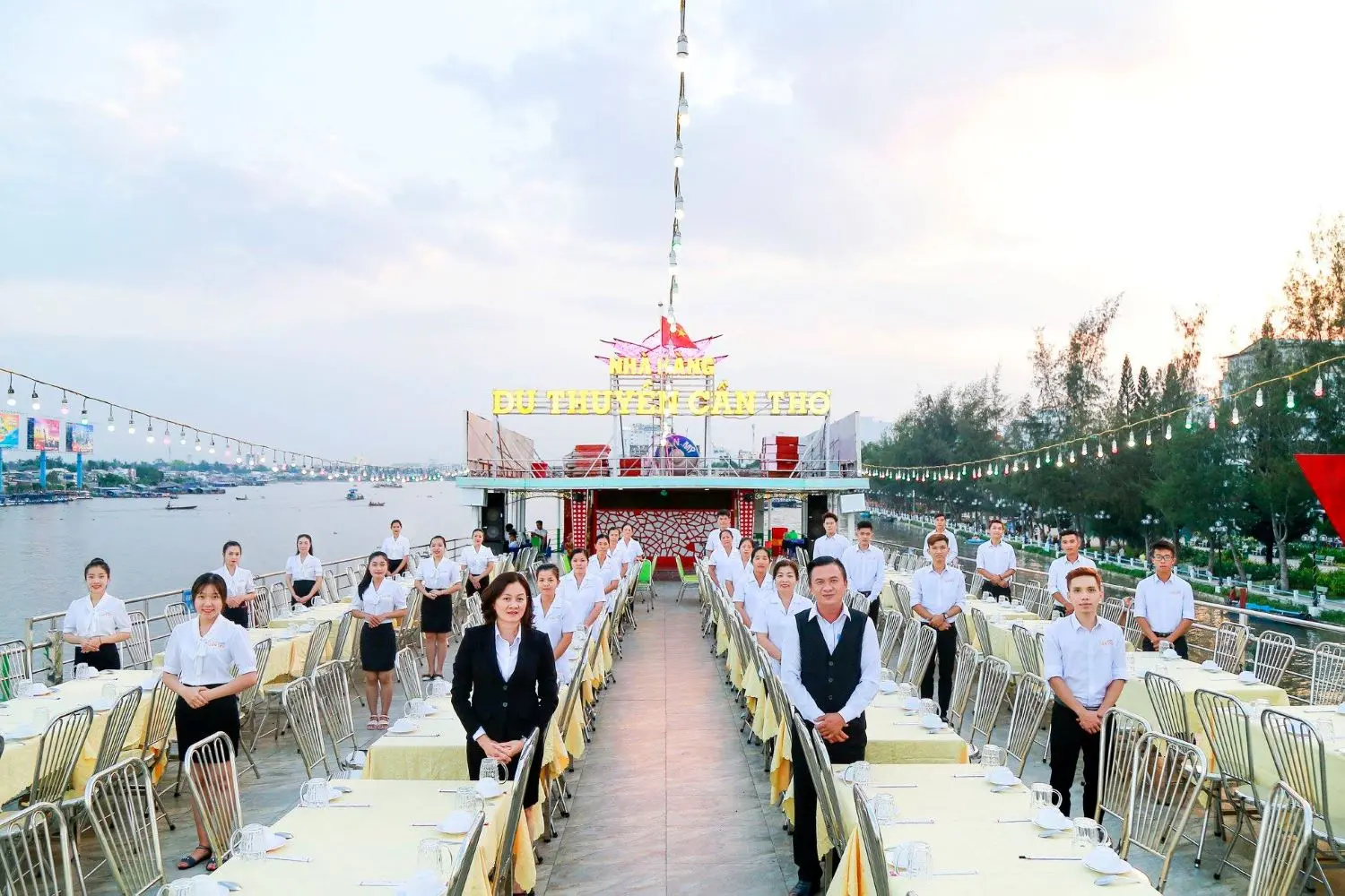 Thưởng thức ẩm thực đẳng cấp trên du thuyền Cần Thơ 5
