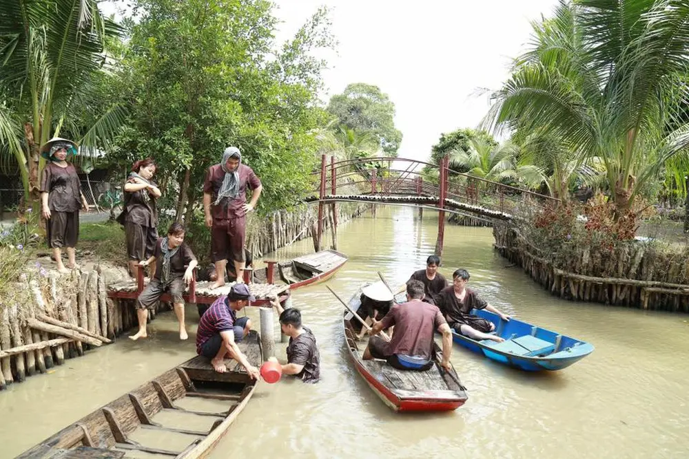 Về xứ gạo trắng, nước trong thưởng thức B&aacute;nh hỏi heo quay Phong Điền 6
