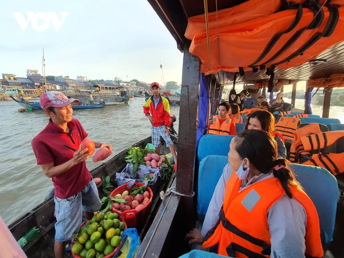 Review l&yacute; do bạn n&ecirc;n đến chợ nổi C&aacute;i Răng một lần 4