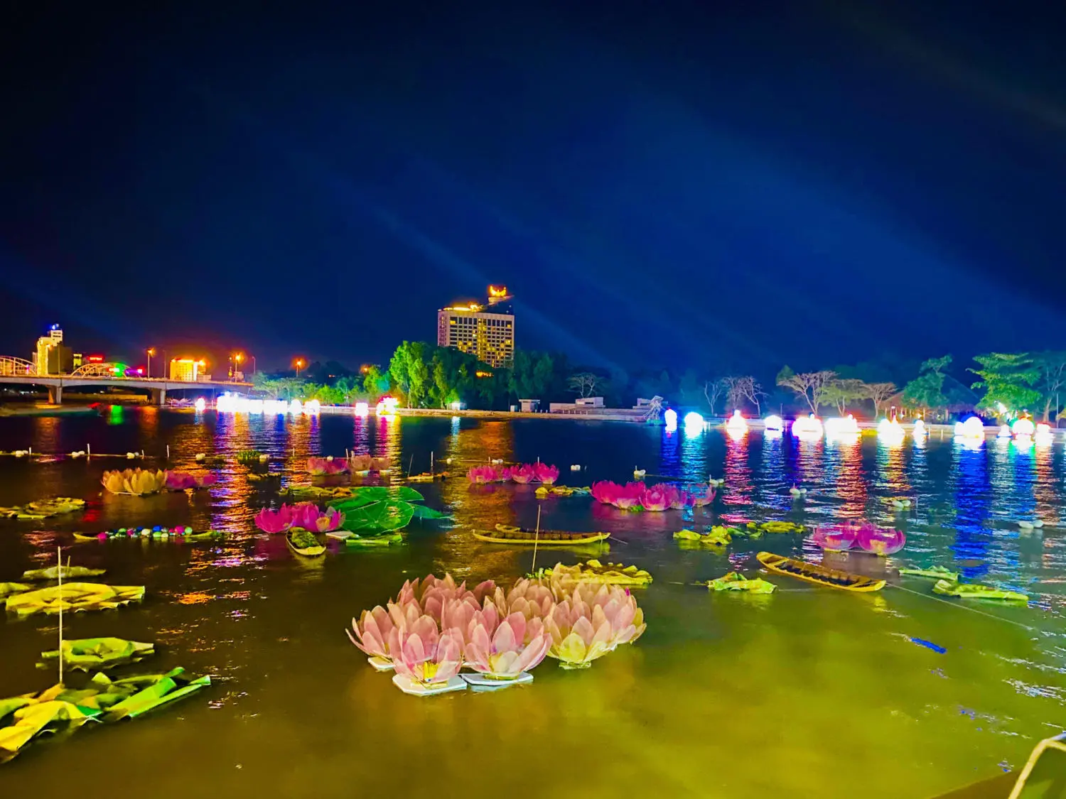 H&ograve;a m&igrave;nh v&agrave;o Hội hoa đăng Cần Thơ đẹp lung linh đa sắc m&agrave;u 5