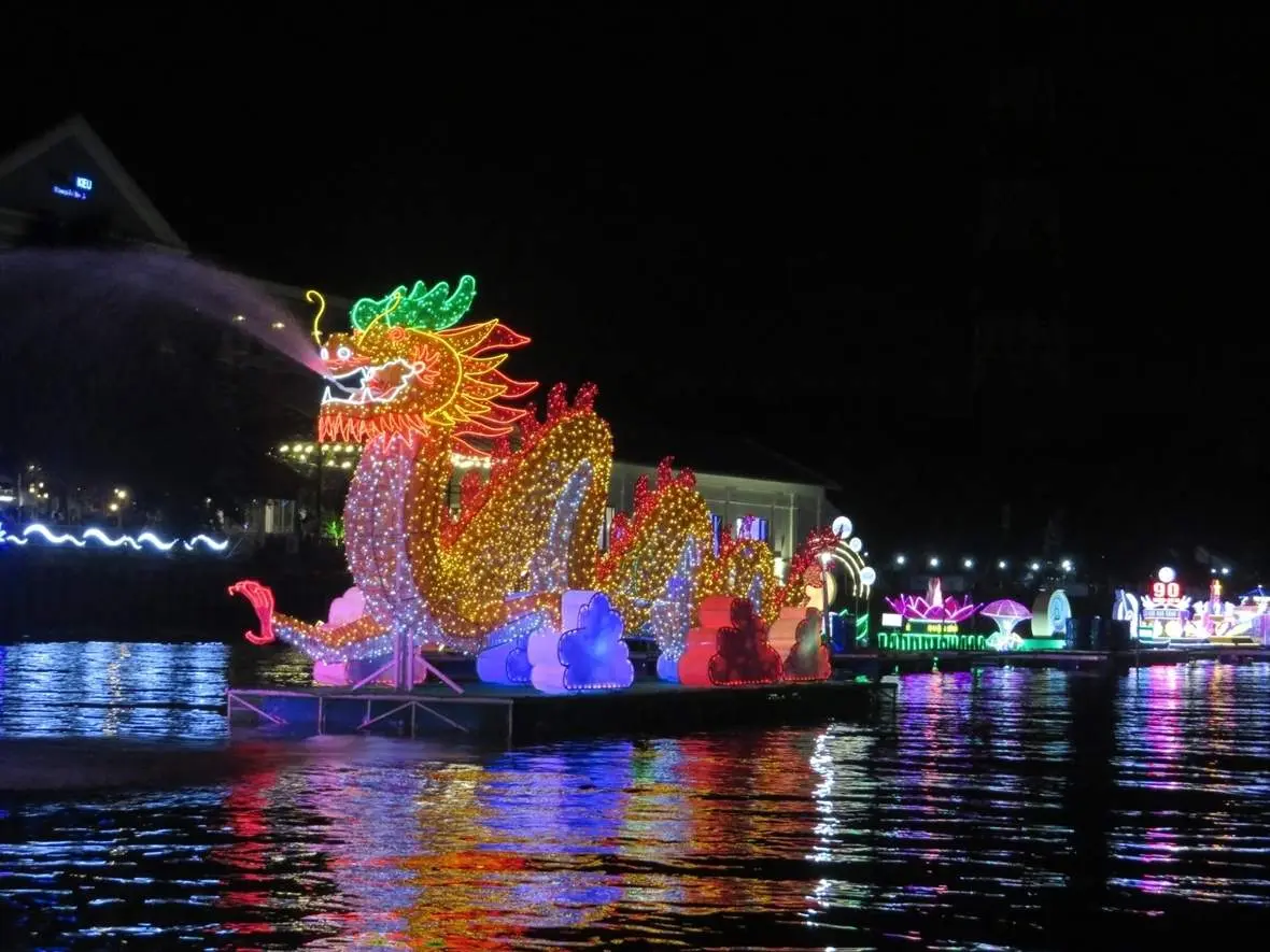 Hòa mình vào Hội hoa đăng Cần Thơ đẹp lung linh đa sắc màu