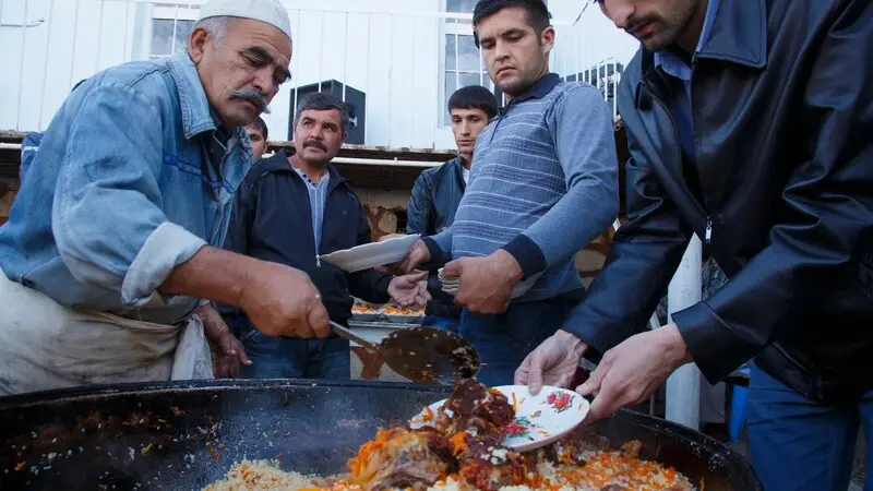 Plov m&oacute;n cơm thập cẩm di sản của người Uzbekistan 8
