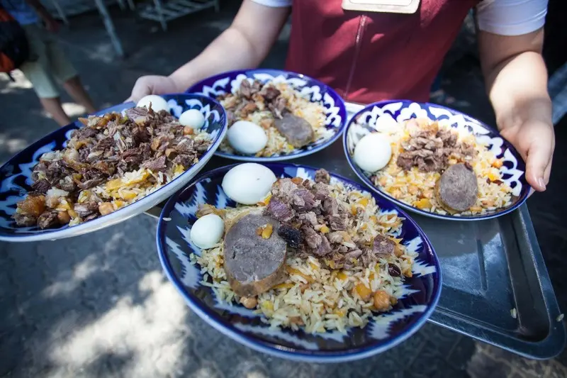 Plov m&oacute;n cơm thập cẩm di sản của người Uzbekistan 7