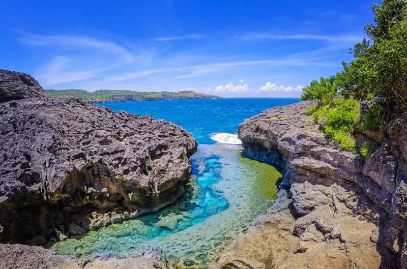 Bể bơi v&ocirc; cực Angel's Billabong giữa thi&ecirc;n đường biển Bali 2