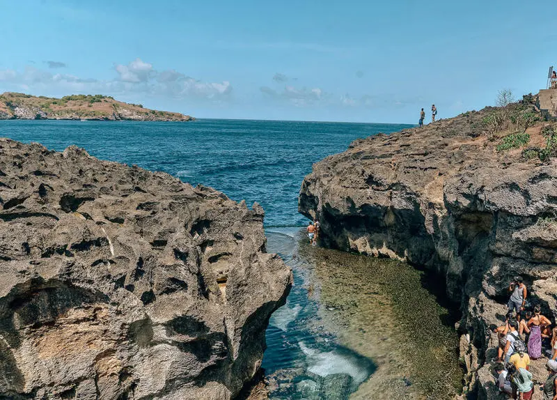 Bể bơi v&ocirc; cực Angel's Billabong giữa thi&ecirc;n đường biển Bali 10