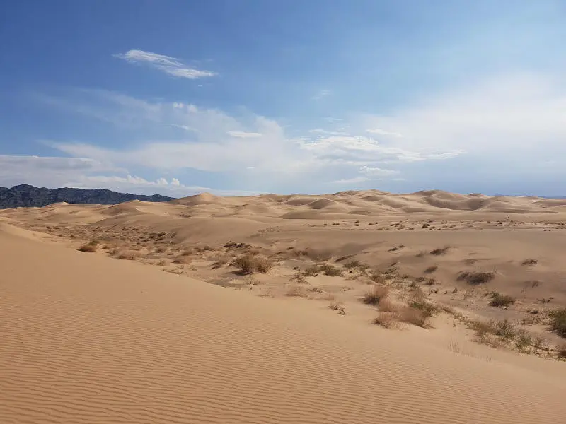 Đến sa mạc Gobi h&ograve;a m&igrave;nh v&agrave;o thi&ecirc;n nhi&ecirc;n hoang d&atilde; đầy kỳ th&uacute; 4
