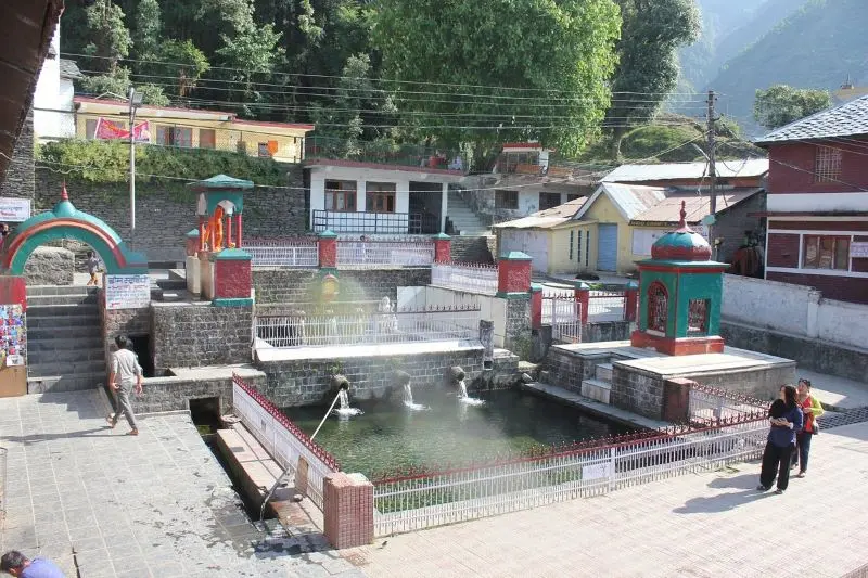 Dharamshala, v&ugrave;ng đất thi&ecirc;ng tr&ecirc;n d&atilde;y Dauladhar 11