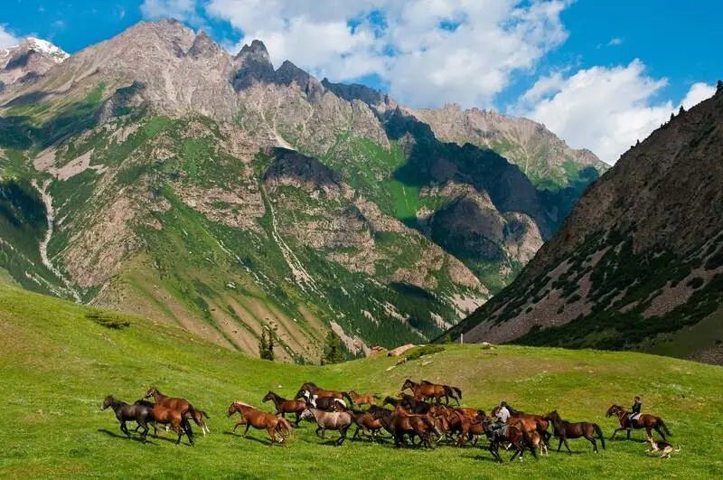 Du lịch Kyrgyzstan, kh&aacute;m ph&aacute; miền đất đẹp như tranh vẽ 5