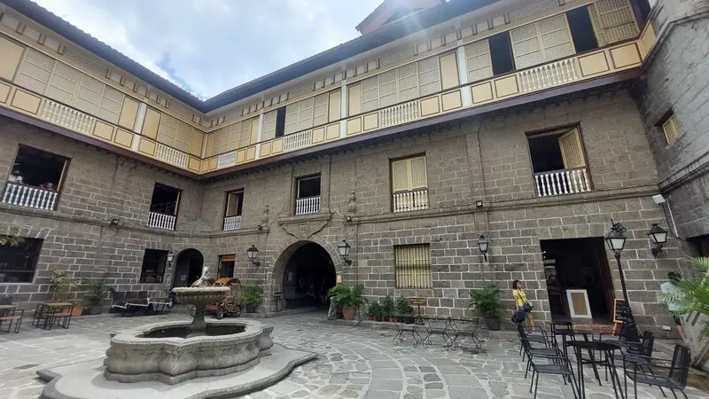 Intramuros, th&agrave;nh phố c&oacute; tường bao quanh cổ k&iacute;nh tại Manila Philippines 10