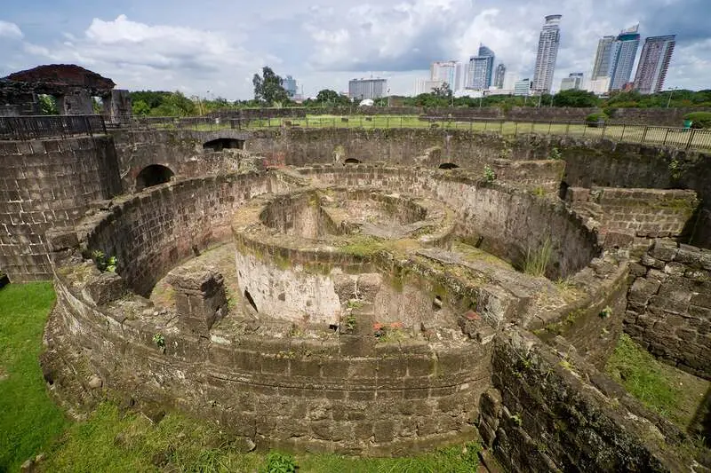 Intramuros, th&agrave;nh phố c&oacute; tường bao quanh cổ k&iacute;nh tại Manila Philippines 2