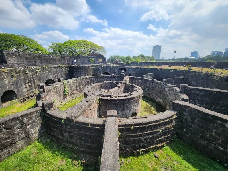 Intramuros, th&agrave;nh phố c&oacute; tường bao quanh cổ k&iacute;nh tại Manila Philippines 8