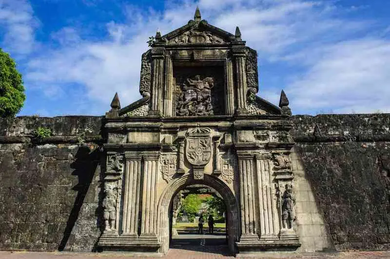 Intramuros, th&agrave;nh phố c&oacute; tường bao quanh cổ k&iacute;nh tại Manila Philippines 6