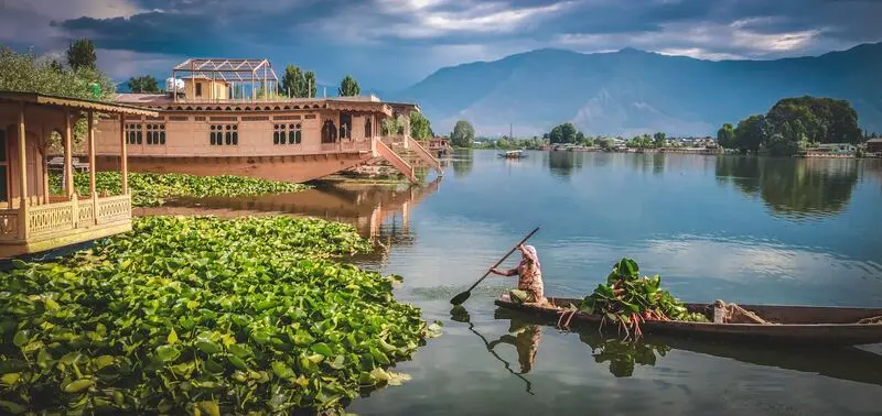 Srinagar: Thủ phủ m&ugrave;a h&egrave; giữa v&ugrave;ng Kashmir 4