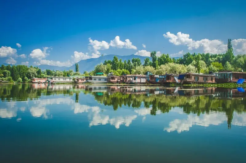 Srinagar: Thủ phủ m&ugrave;a h&egrave; giữa v&ugrave;ng Kashmir 2