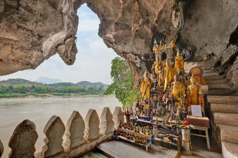 Thành phố Luông Pha Băng cổ kính nằm bên dòng sông Mê Kong 10