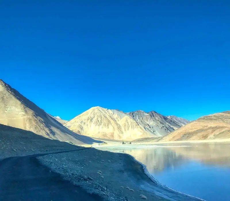Hồ Pangong tấm gương xanh trong như ngọc ở Ladakh Ấn Độ