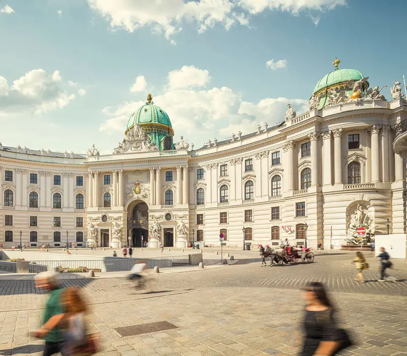 Chiêm ngưỡng Hofburg, cung điện hình vòng cung độc đáo ở Vienna