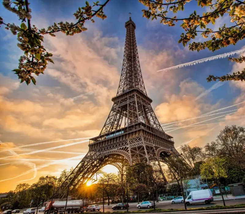 Chiêm ngưỡng tháp Eiffel: Biểu tượng vươn mình nơi Paris hoa lệ