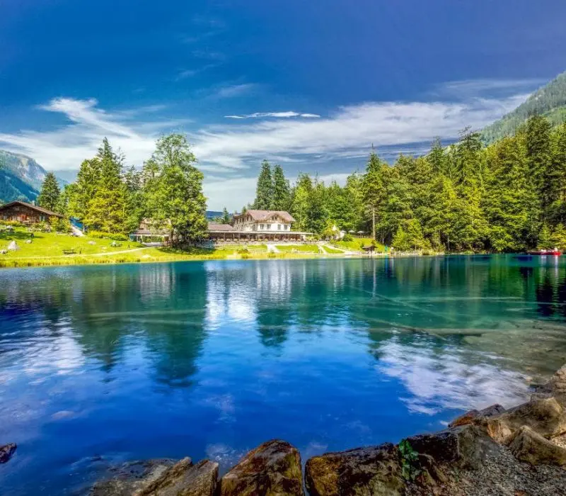 Chiêm ngưỡng vẻ đẹp tuyệt sắc của hồ Blausee Thụy Sĩ