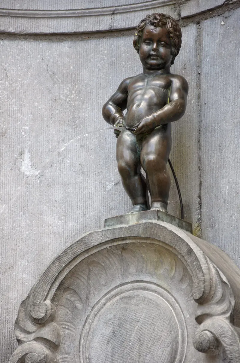 Biểu tượng độc đ&aacute;o Manneken Pis kh&aacute;c biệt giữa l&ograve;ng Brussel 2