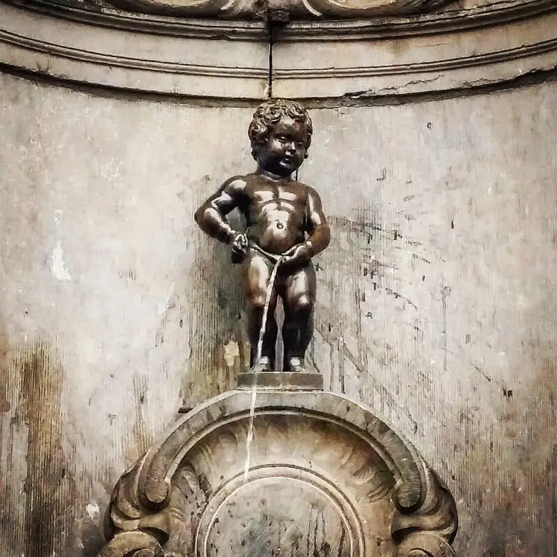Biểu tượng độc đ&aacute;o Manneken Pis kh&aacute;c biệt giữa l&ograve;ng Brussel 3