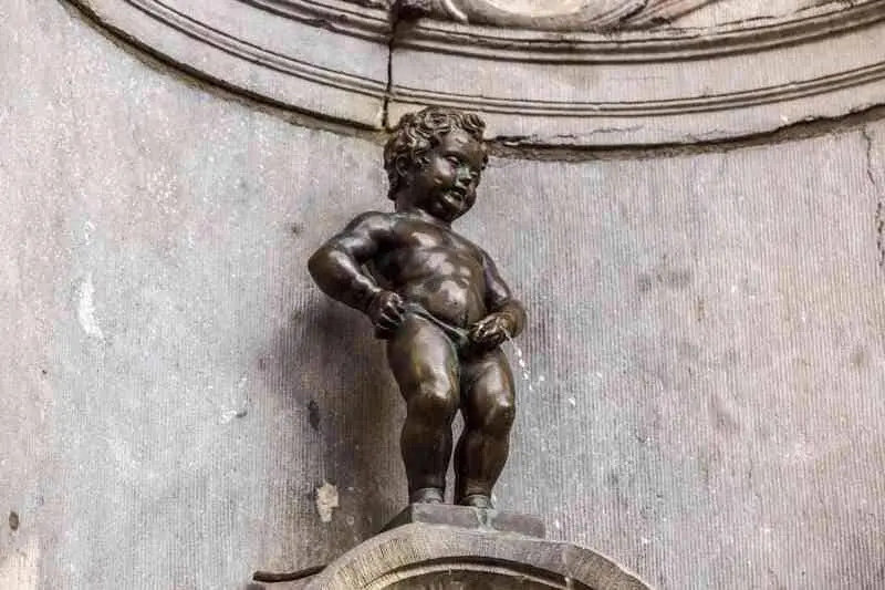 Biểu tượng độc đ&aacute;o Manneken Pis kh&aacute;c biệt giữa l&ograve;ng Brussel 4