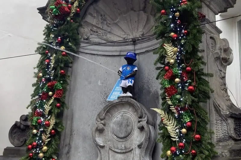 Biểu tượng độc đ&aacute;o Manneken Pis kh&aacute;c biệt giữa l&ograve;ng Brussel 6