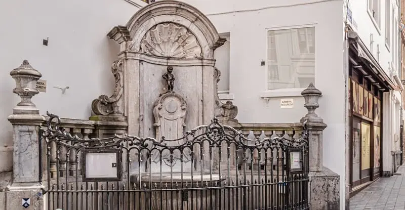Biểu tượng độc đ&aacute;o Manneken Pis kh&aacute;c biệt giữa l&ograve;ng Brussel 5
