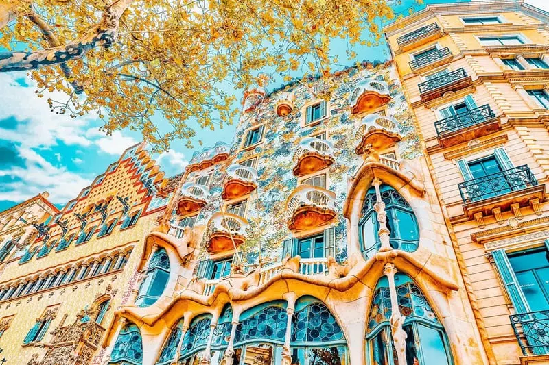 Casa Batll&oacute;: Ng&ocirc;i nh&agrave; đẹp v&agrave; độc đ&aacute;o bậc nhất Barcelona 3