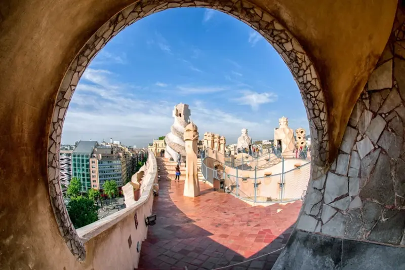 Casa Mila: T&ograve;a nh&agrave; độc lạ hay kiệt t&aacute;c kiến tr&uacute;c đi trước thời đại? 11