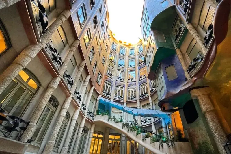 Casa Mila: T&ograve;a nh&agrave; độc lạ hay kiệt t&aacute;c kiến tr&uacute;c đi trước thời đại? 4