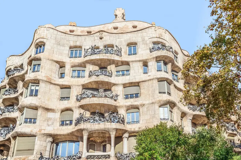 Casa Mila: T&ograve;a nh&agrave; độc lạ hay kiệt t&aacute;c kiến tr&uacute;c đi trước thời đại? 5