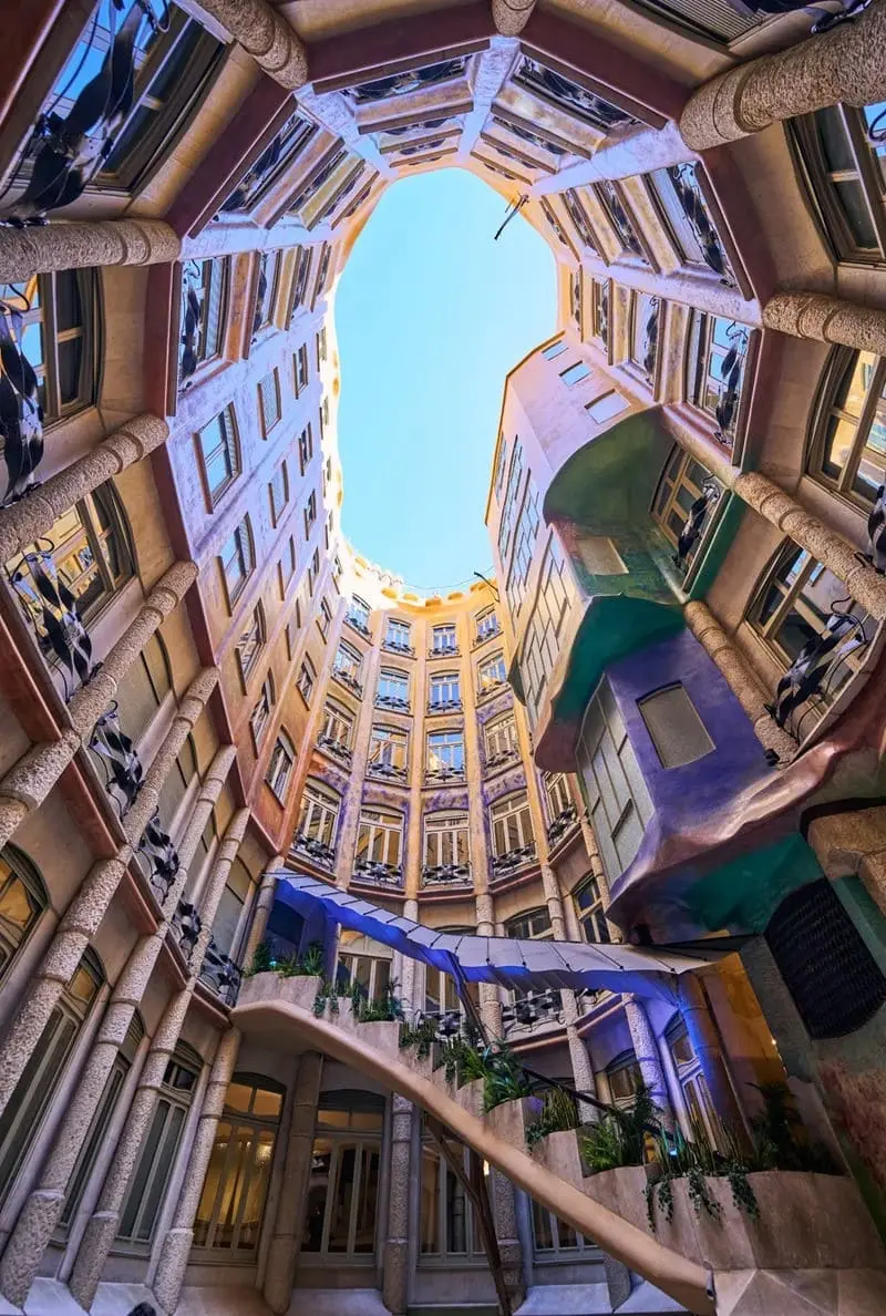 Casa Mila: T&ograve;a nh&agrave; độc lạ hay kiệt t&aacute;c kiến tr&uacute;c đi trước thời đại? 14