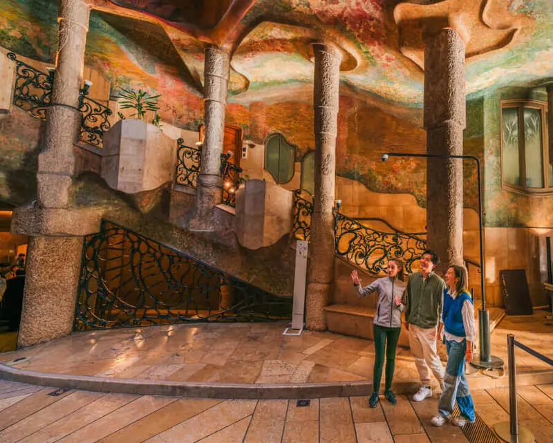 Casa Mila: T&ograve;a nh&agrave; độc lạ hay kiệt t&aacute;c kiến tr&uacute;c đi trước thời đại? 7