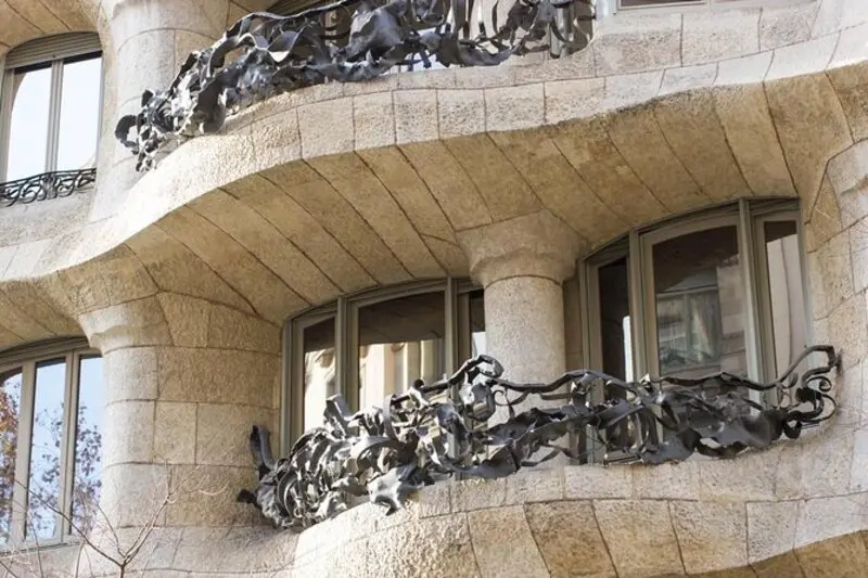 Casa Mila: T&ograve;a nh&agrave; độc lạ hay kiệt t&aacute;c kiến tr&uacute;c đi trước thời đại? 6