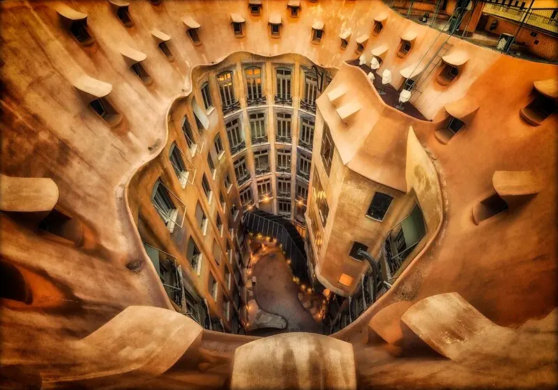 Casa Mila: T&ograve;a nh&agrave; độc lạ hay kiệt t&aacute;c kiến tr&uacute;c đi trước thời đại? 10