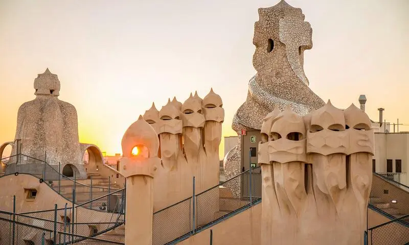Casa Mila: T&ograve;a nh&agrave; độc lạ hay kiệt t&aacute;c kiến tr&uacute;c đi trước thời đại? 12