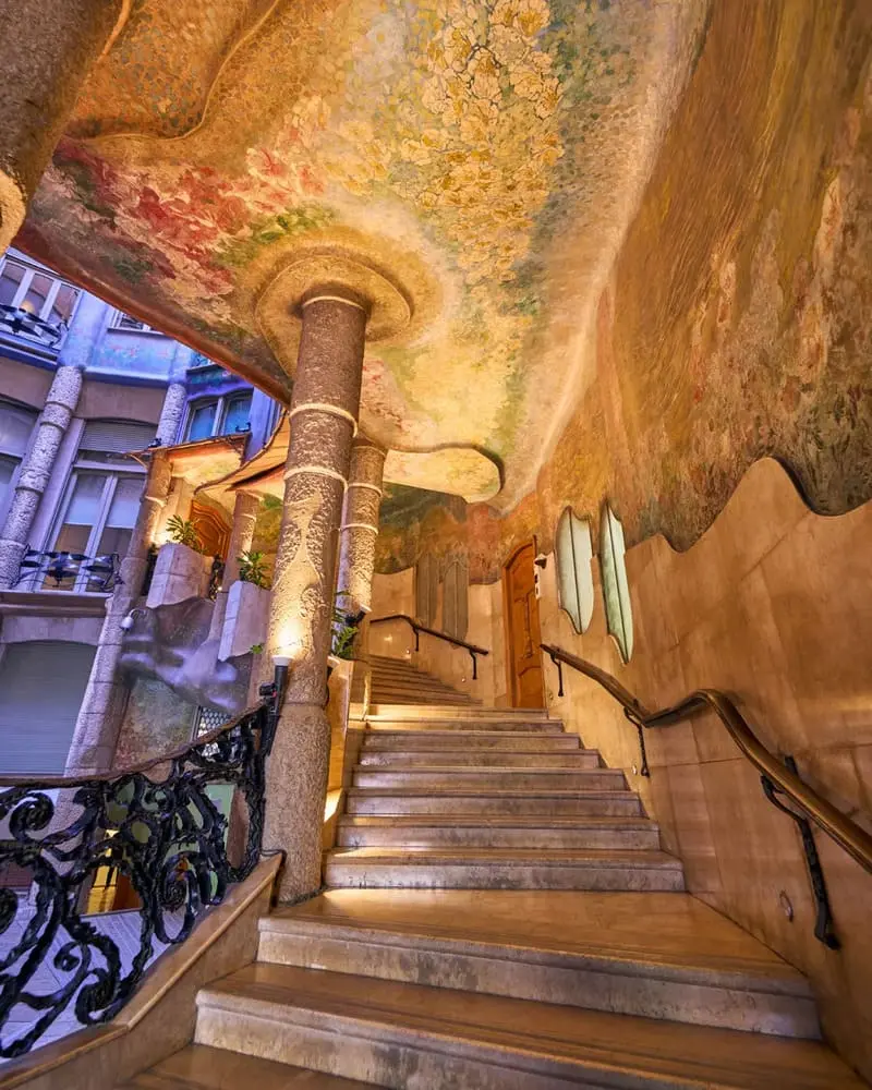 Casa Mila: T&ograve;a nh&agrave; độc lạ hay kiệt t&aacute;c kiến tr&uacute;c đi trước thời đại? 8