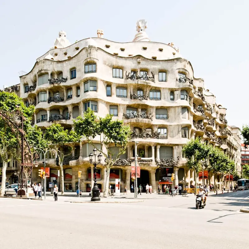 Casa Mila: T&ograve;a nh&agrave; độc lạ hay kiệt t&aacute;c kiến tr&uacute;c đi trước thời đại? 2