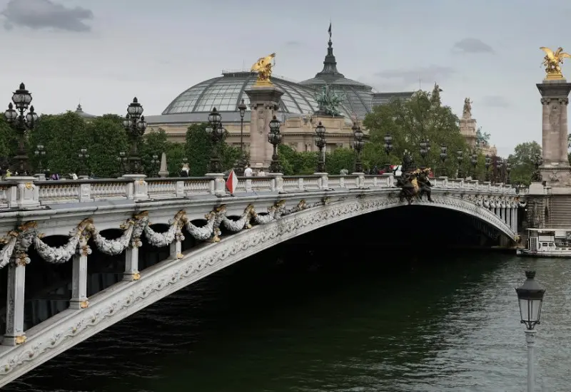 Cầu Alexandre III: Tuyệt t&aacute;c kiến tr&uacute;c giữa l&ograve;ng Paris 2
