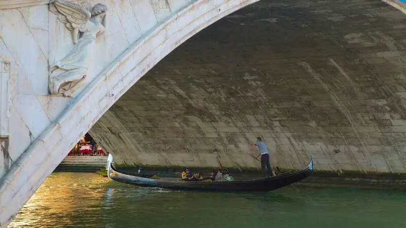 Cầu Rialto: Biểu tượng kiến tr&uacute;c vượt thời gian của Venice 5