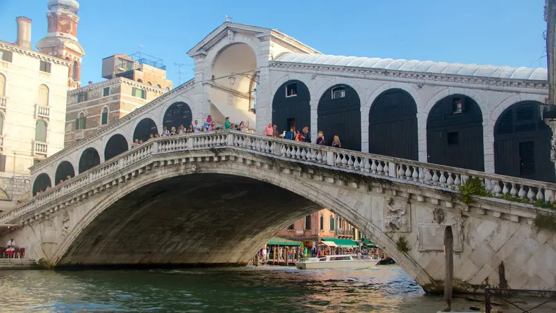 Cầu Rialto: Biểu tượng kiến tr&uacute;c vượt thời gian của Venice 8