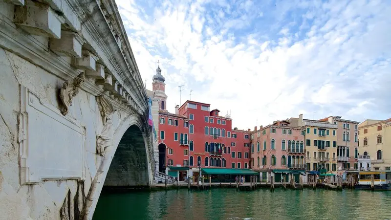 Cầu Rialto: Biểu tượng kiến tr&uacute;c vượt thời gian của Venice 3