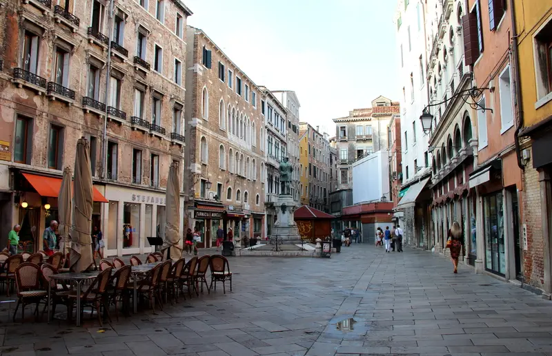 Cầu Rialto: Biểu tượng kiến tr&uacute;c vượt thời gian của Venice 11