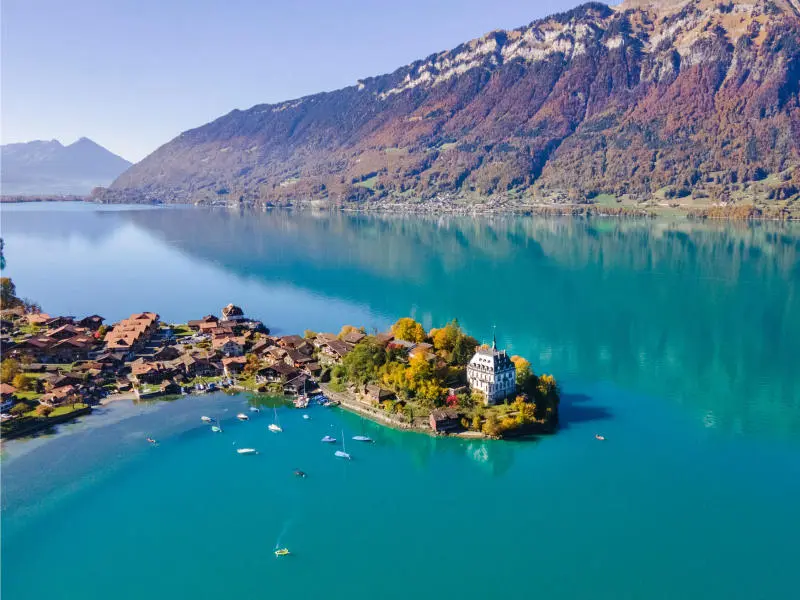 Chi&ecirc;m ngưỡng hồ Brienz thơ mộng, hữu t&igrave;nh ngo&agrave;i đời thực 4