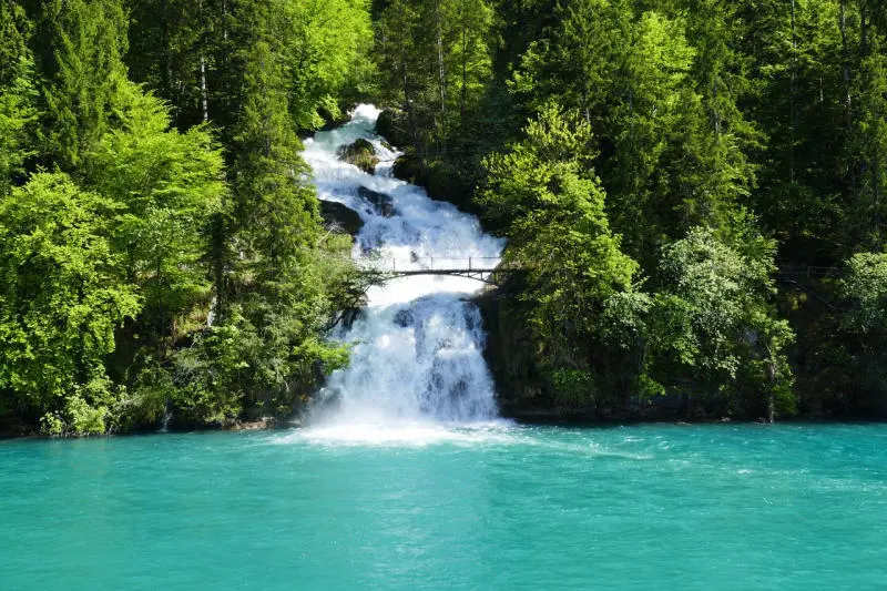 Chi&ecirc;m ngưỡng hồ Brienz thơ mộng, hữu t&igrave;nh ngo&agrave;i đời thực 2