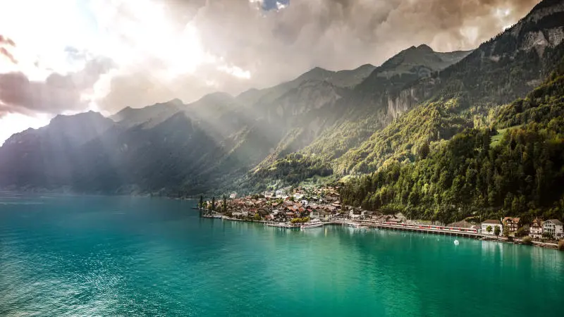 Chi&ecirc;m ngưỡng hồ Brienz thơ mộng, hữu t&igrave;nh ngo&agrave;i đời thực 5