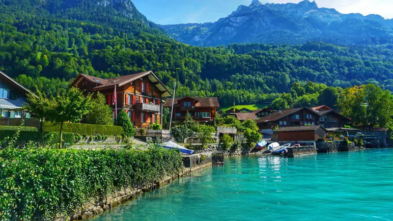 Chi&ecirc;m ngưỡng hồ Brienz thơ mộng, hữu t&igrave;nh ngo&agrave;i đời thực 6