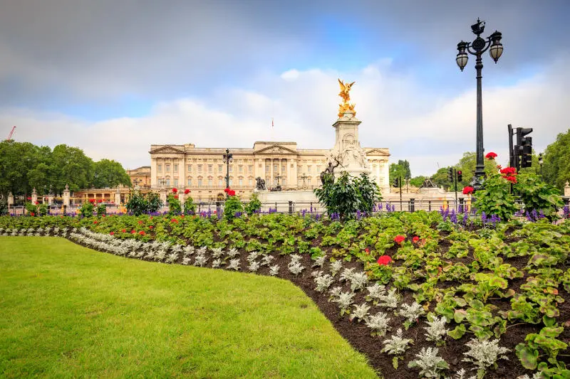 Chi&ecirc;m ngưỡng kiến tr&uacute;c cung điện Buckingham xa hoa, lộng lẫy 13